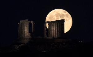 Noć punog mjeseca iznad Posejdonovog hrama u Grčkoj